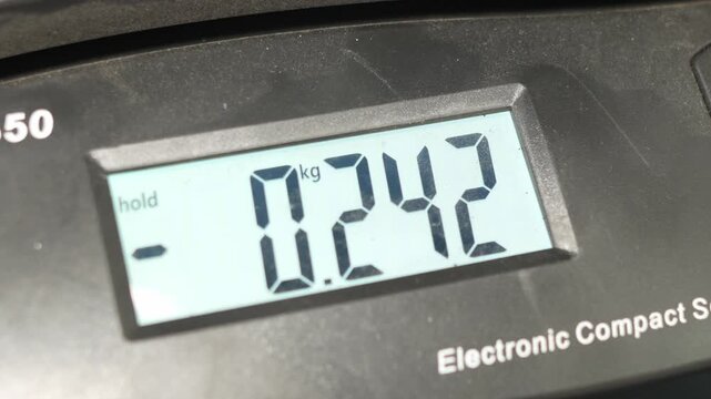 A digital scale screen displays a weight of zero kilograms.