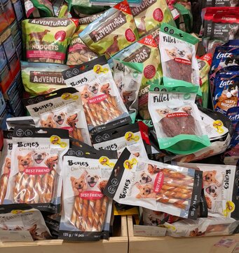 Expositor con bolsas de snacks para perros Bones y de comida Nuggets de Adventuros de Purina, en tienda Normal en Madrid, Espa&ntilde;a, 29 de mayo de 2026