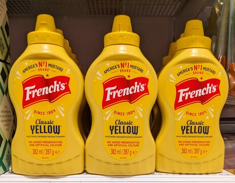 Botellas de pl&aacute;stico amarillo de mostaza French's en estanter&iacute;a de supermercado Normal de Madrid, Espa&ntilde;a, 29 de mayo de 2026