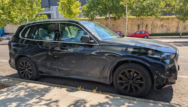 Vista lateral de un autom&oacute;vil SUV de lujo BMW X5 M aparcado en una calle de Madrid, Espa&ntilde;a, 29 de mayo de 2026