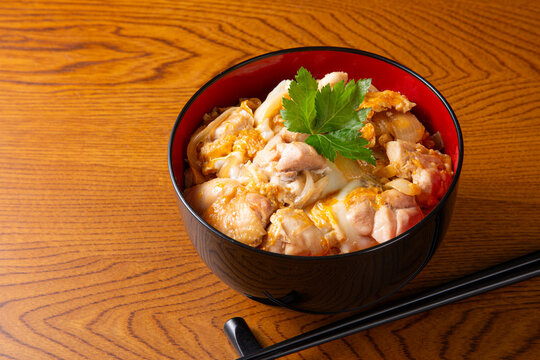 三つ葉ののった親子丼