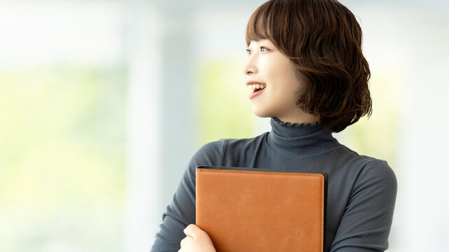 バインダーを持つビジネスウーマン, Businesswoman Holding a Binder