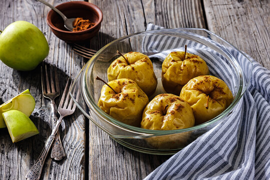 baked green apples topped with cinnamon powder