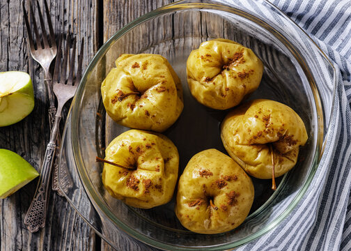 baked green apples topped with cinnamon powder