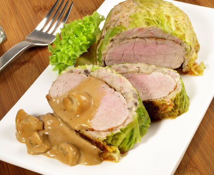 Schweinefilet gebraten im Wirsingmantel