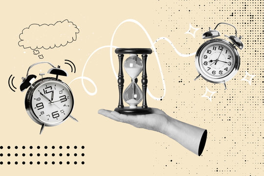 Collage de una mano sosteniendo un reloj de arena y con dos relojes con campana junto a elementos geometricos sobre un fondo beige claro. Vista de frente y de cerca. Copy space