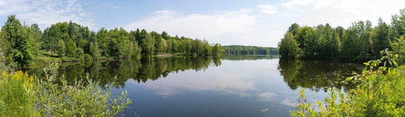 Obraz premium Panoramic view of the summer scene around a lake in the Laurentian region of Quebec