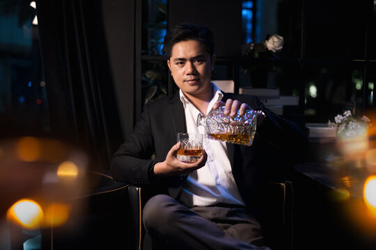 Closeup businessmen holding a glass of whiskey
