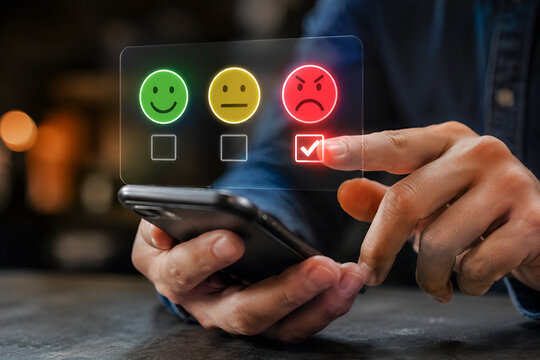 Niezadowolony klient wystawiający negatywną opinię w aplikacji mobilnej.