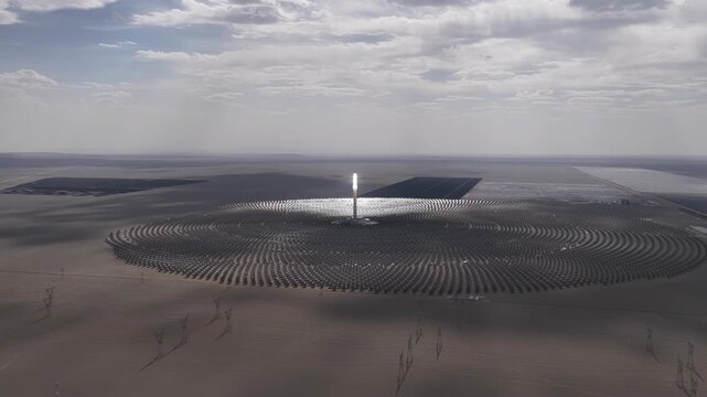 Hybrid power plant integrating concentrated solar power and photovoltaic power generation