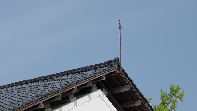 山居倉庫の二重屋根に設置された風向計