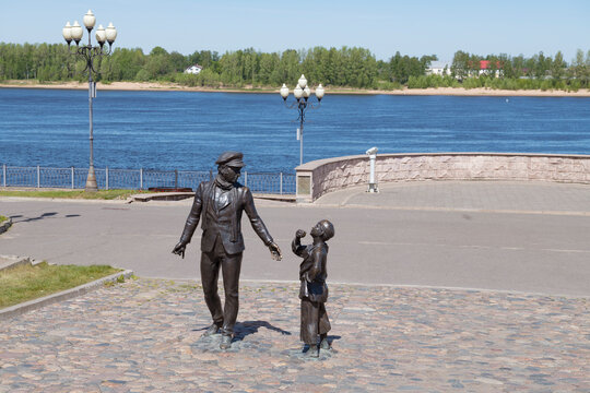 RYBINSK, RUSSIA - MAY 25, 2024: Ostap Bender and the street kid. A scene from the movie "12 chairs". Volga embankment, Rybinsk