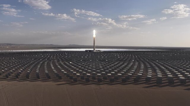 Hybrid power plant integrating concentrated solar power and photovoltaic power generation