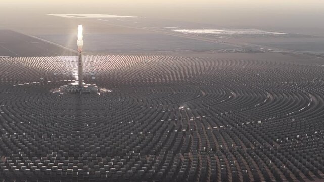 Hybrid power plant integrating concentrated solar power and photovoltaic power generation