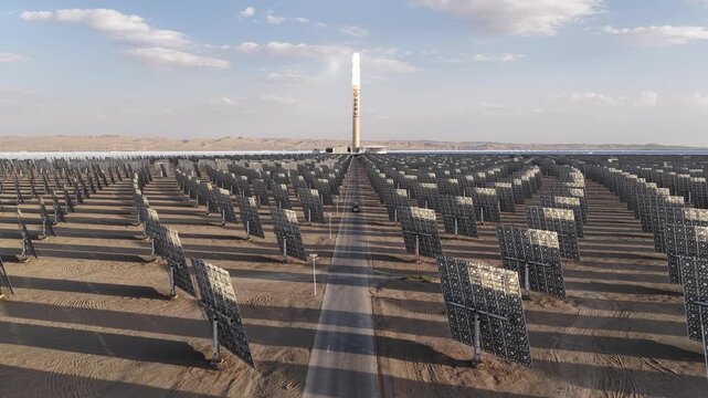 Hybrid power plant integrating concentrated solar power and photovoltaic power generation