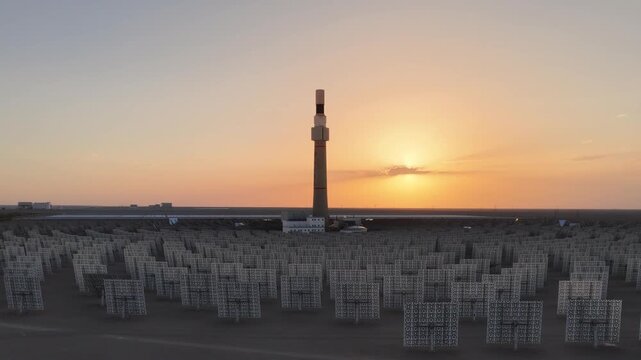 Hybrid power plant integrating concentrated solar power and photovoltaic power generation