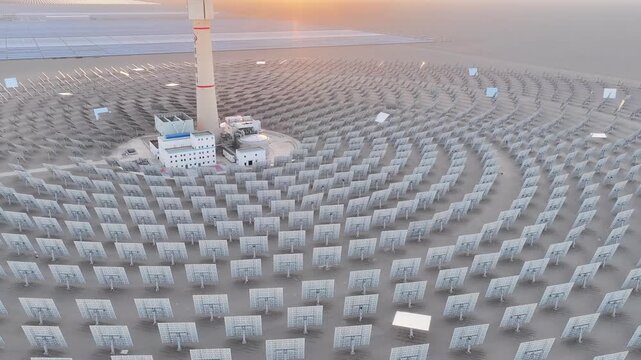 Hybrid power plant integrating concentrated solar power and photovoltaic power generation