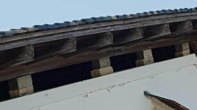 山居倉庫建屋正面から二重屋根の土台を見せるパン