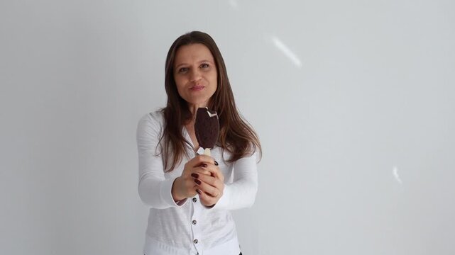 mulher comendo picol&eacute; saboroso de chocolate 