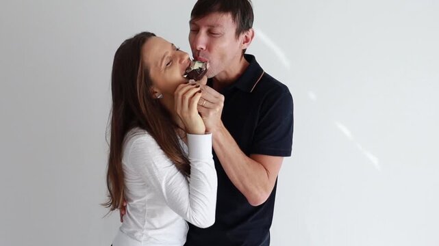 homem e mulher comem picol&eacute; delicioso 