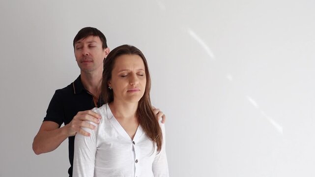 homem fazendo massagem carinhosa em esposa 