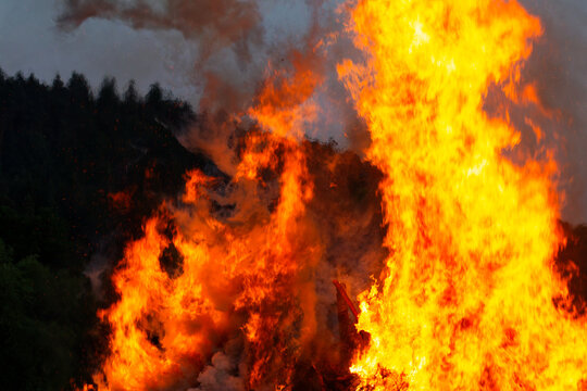 Nat&uuml;rliches Portr&auml;t: eine Flamme