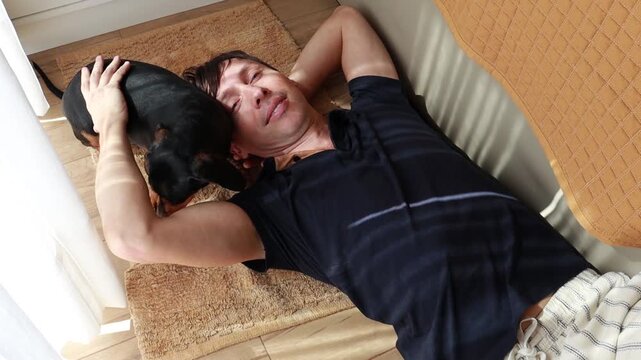homem recebe amor e carinho de cachorro da ra&ccedil;a duchshund 