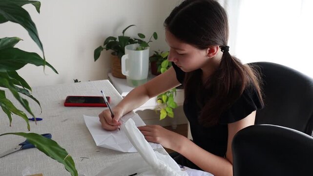 garota fazendo tarefas escolares em casa 