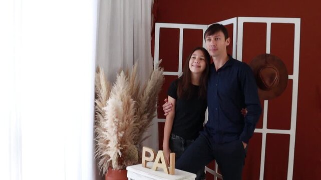 pai e filha celebram juntos o dia dos pais