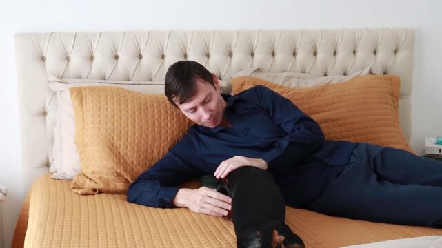 homem recebe amor e carinho de cachorro da ra&ccedil;a duchshund 