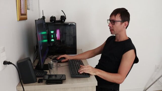 homem trabalhando em computador 