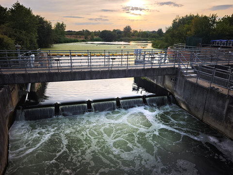Europe, UK, England, Buckinghamshire, Jubilee River weir