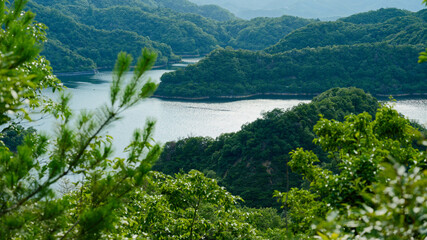 低い山から見下ろす渓谷の風景 © kohta65