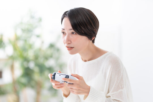 ゲームをする女性