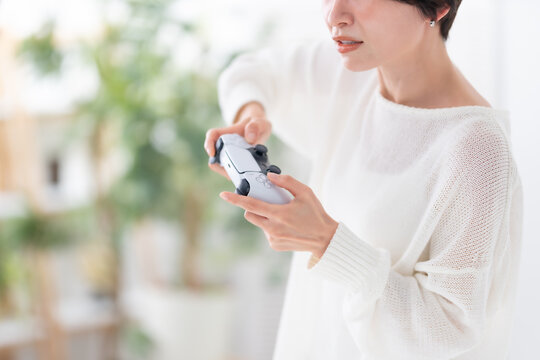 ゲームをする女性