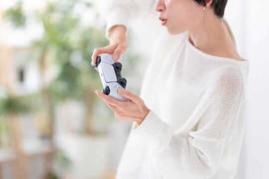 ゲームをする女性