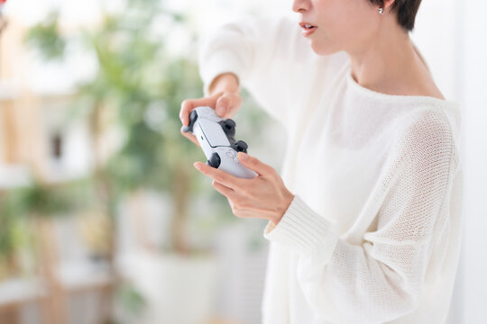 ゲームをする女性