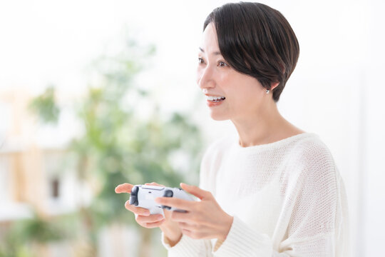 ゲームをする女性