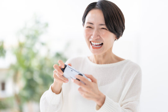 ゲームをする女性