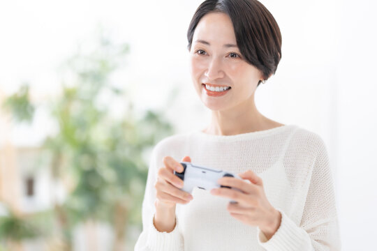 ゲームをする女性
