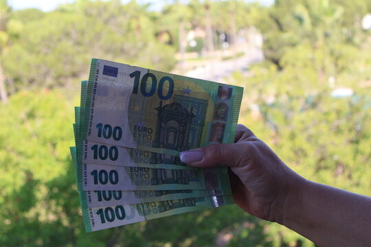 500 Euro als Abbildung vor einem sonnigen Hintergrund