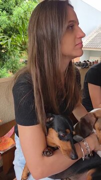 Mulher com cachorros da ra&ccedil;a duchshund 