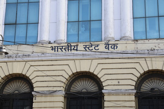 New delhi, india 11 april 2026 historical state bank of india building facade in kolkata, west bengal, india, featuring classical architecture with arched windows and columns