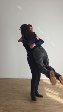 pai e filha celebram juntos o dia dos pais