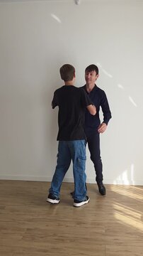 homem celebra o dia dos pais com filho 