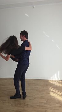 pai e filha celebram juntos o dia dos pais