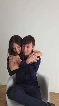 pai e filha celebram juntos o dia dos pais
