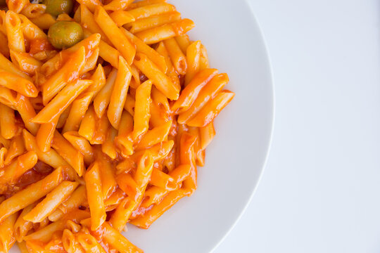 Piatto con pasta alla salsa di pomodoro e olive verdi