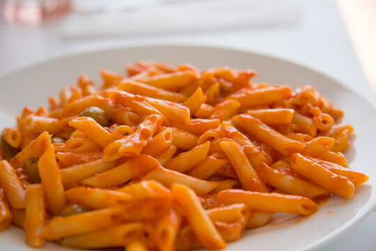 Piatto con pasta alla salsa di pomodoro e olive verdi