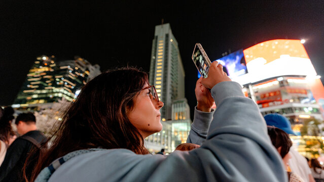 Capturing Shibuya Crossing at night with smartphone